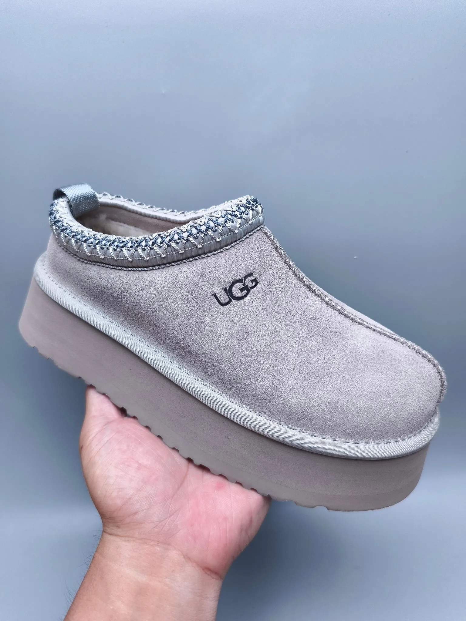 💰440 UGG sheepskin all-in-one snow boots 2553 co-branded national trend style thick-soled one-leg women’s snow boots🐾~ 🍭 A co-branded trendy item launched with well-known designer brands Feng Chen Wang and TELFAR. Zhou Dongyu & Wang Jiaer’s same style Fang Kete boots. The slip-on design makes it easy to put on and take off, and can be used indoors or outdoors. The exotic edging design is eye-catching, and it is definitely worth buying~ 🍭Material: cowhide➕sheep fur Outsole: rubber (light wing technology) 🍭Color: black, maroon, sand, dark green, light gray, chocolate, beige, walnut, brown, dark gray, red 🍭Number of codes: 35-42